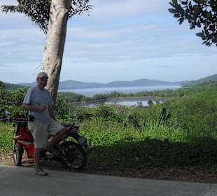 Blick auf eine Lagune bei der Weiterfahrt