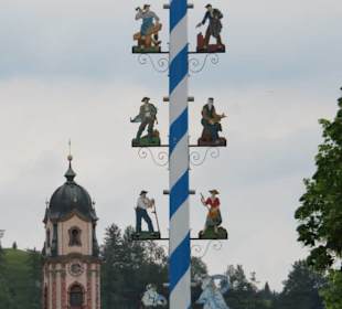 Maibaum und barocker Kirchturm