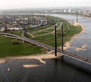 Rheinkniebrücke, Oberkassel und Rheinwiesen