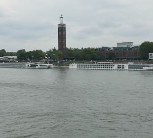 Blick von der Hohenzollernbrücke zum Messeturm