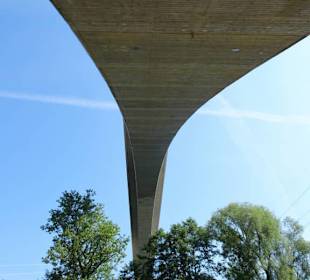 Die Eisenbahnbrücke im Norden des Sees