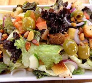 Salat mit Pinienkernen als Beilage