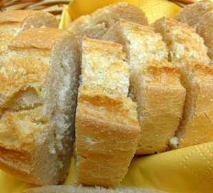 Knuspriges Baguette zum Schinkenteller