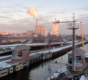 Blick von der Schleuse zum Kraftwerk Hastedt