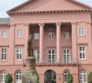 Ludwigsbrunnen zwischen Rathaus und Stadtkirche