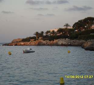 Kleiner Sandstrand an der Bucht