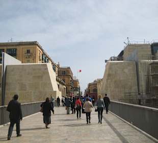 Zum "Tor" über die Brücke