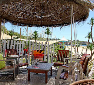 Eine der Sitzecken in der Kalu Beach Bar