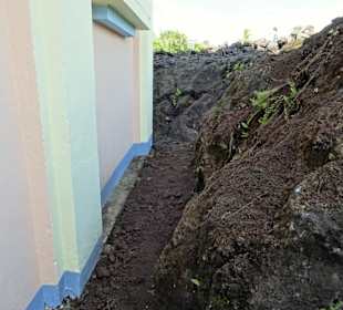 Die Lava vor der Kirche