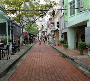 Viele Restaurants am Weg am Fluß