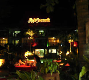 Vor dem Red Coconut Resort/ Restaurant