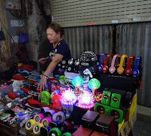 Auf dem Night Markt in Hanoi unterwegs