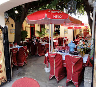 Eingang zum Restaurant mit Blick auf den Innenhof