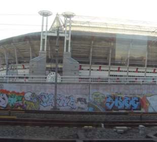 Das Stadion von der Metro aus gesehen.