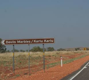 Wegweiser zu den Devil Marbles