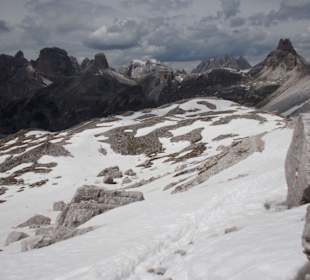 Schnee ist der Wegbegleiter an manchen Stellen