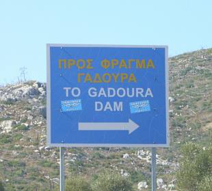 Hinweisschild das Neugierde weckt