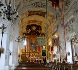 Blick zum Hochaltar mit wuchtigen Fahnenstangen