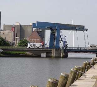 Klappbrücke für Auto und Bahn