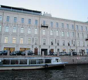 Ein weiteres Schiff im Kanal