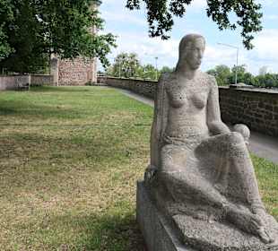 Die sitzende Elektra am Fürstenwall