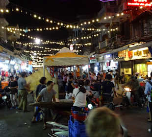 Auf dem Night Markt in Hanoi unterwegs