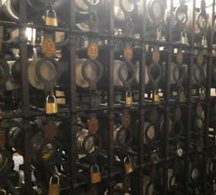 Im Hofbräuhaus vor dem Bierkrugtresor