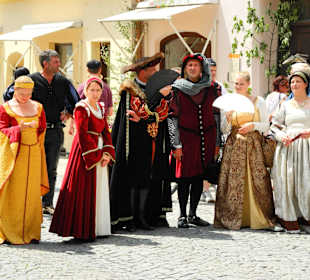Fürst mit Hofstaat