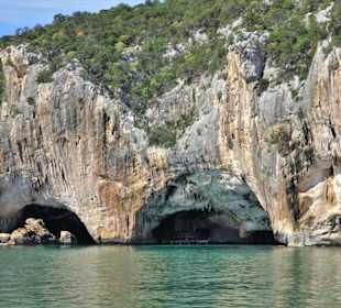 Einfahrt in den Hafen der Grotta del Bue Marino