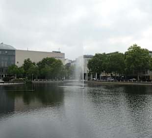 Beim künstlichen See im Kölner Mediapark