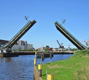 Die Öffnung der Rollklappbrücke Oldenburg