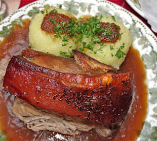 Schäuferle mit Klöß im Maulaffenbäck