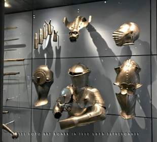 Teile von Ritterrüstungen