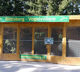 Ovben angekommen,eine Vogelfoliere