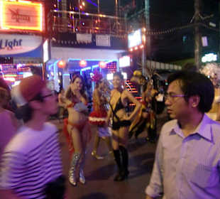 Ladyboys auf Werbefeldzug