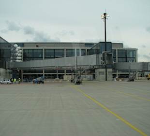 Fahrgastbrücken am Mainpier