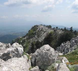 Ausblick vom Bergkamm zum anderen Gebirge