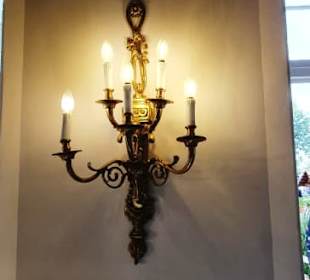 Leuchter an den Wänden