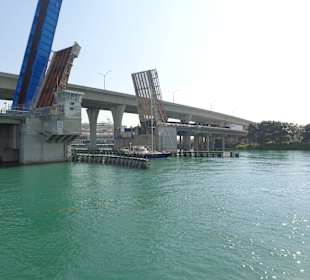 Blick auf die Brücke