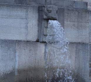 Wasserspiel am Gebäude