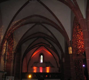 Die Markuskirche mit Rosen geschmückt