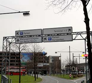 Ankunft mit dem Auto am Flughafen