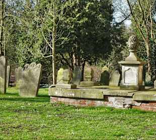 Auf dem historischen Friedhof der Kirche