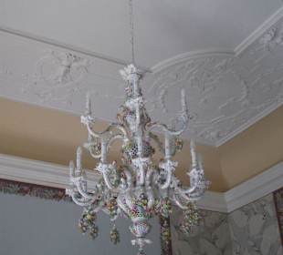 Historischer Kronleuchter im Schloss