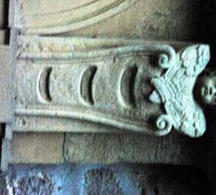 Steinfiguren am Eingang