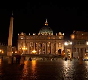 Petersdom bei Nacht