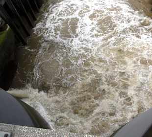 Einströmen des Wassers in die Schleusenkammer