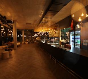 Eingang Skiverleih Skikönig und Luis Diner