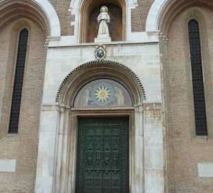 Eingang der Basilica di Sant' Antonio