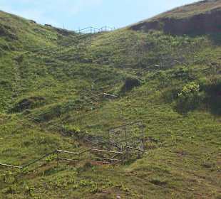 Treppen vom Plateau zum Strand